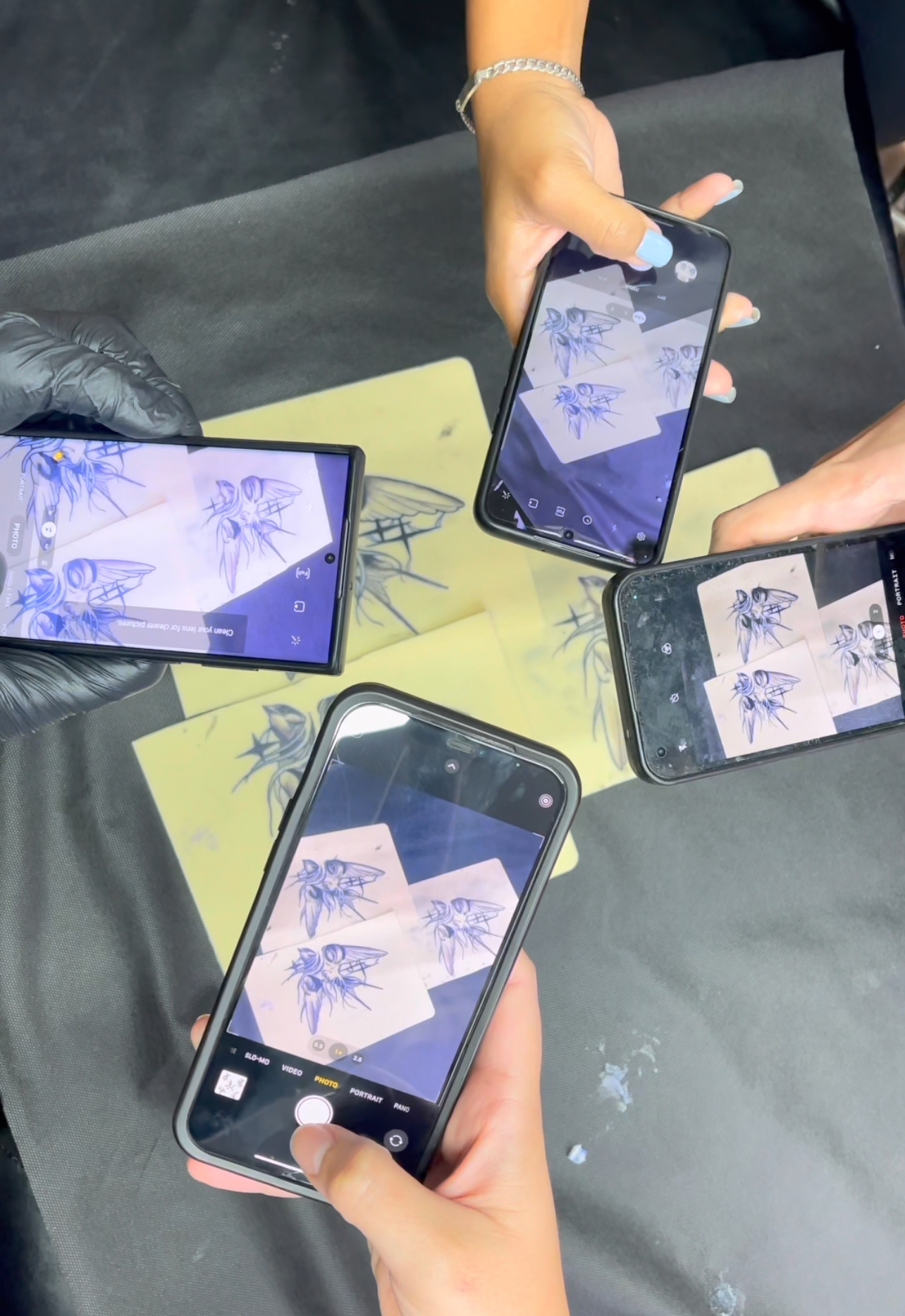 4 סמארטפונים מצלמים פייק סקין